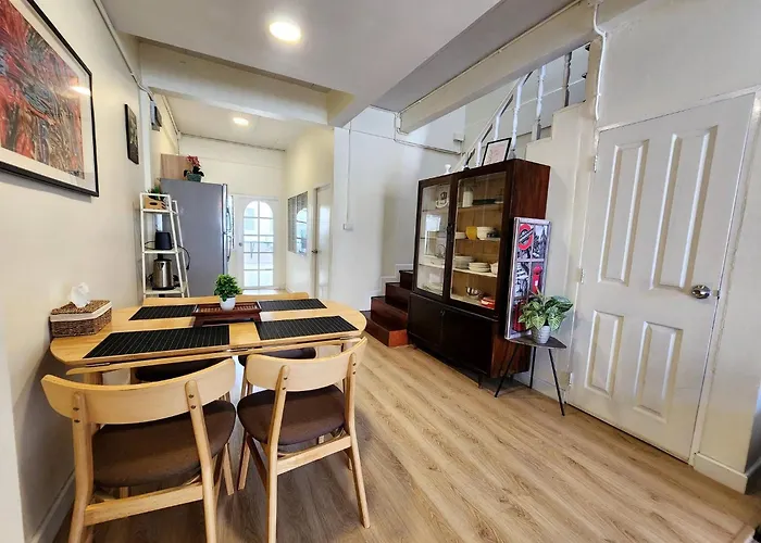 Cozy Townhouse For 7 Guests, 5-minute Walk From Bts Bangkok
