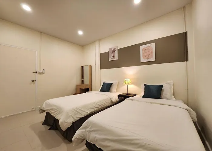 Cozy Townhouse For 7 Guests, 5-minute Walk From Bts Holiday home Bangkok